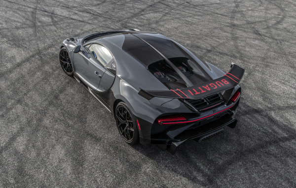 Автомобиль Bugatti Chiron Pur Sport вид сзади