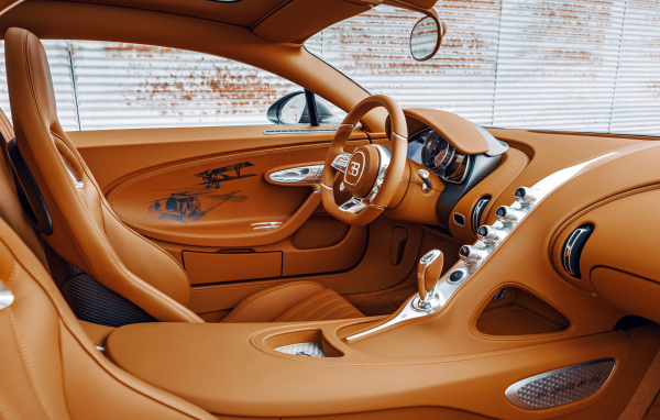 Коричневый кожаный салон автомобиля Bugatti Chiron