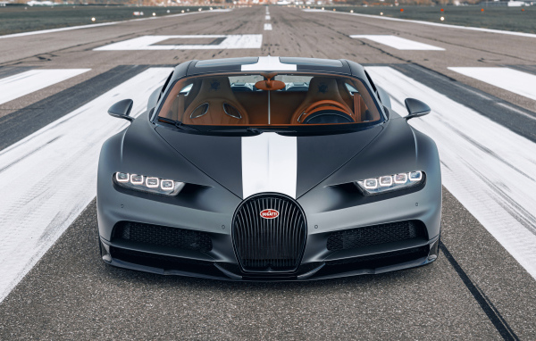 Спортивный автомобиль Bugatti Chiron  на гоночной трассе