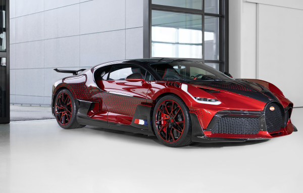 Дорогой автомобиль  Bugatti Divo Lady Bug 2021 года в гараже