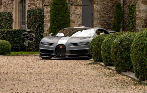 Дорогой автомобиль Bugatti Chiron  у дома