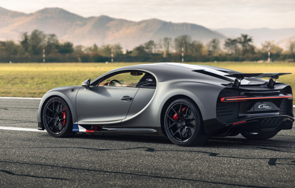 Серебристый спортивный автомобиль Bugatti Chiron  вид сзади