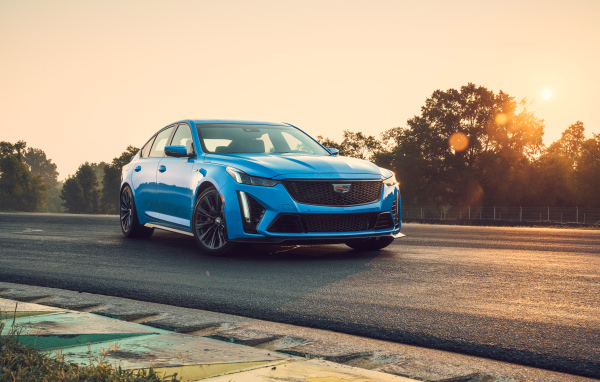 Синий автомобиль Cadillac CT5-V Blackwing, 2022 года на закате