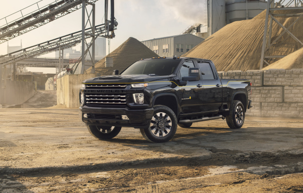 Пикап Chevrolet Silverado 2500 HD, 2021 года на стройке