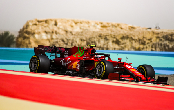 Красный гоночный автомобиль  Ferrari SF21 2021 года на трассе