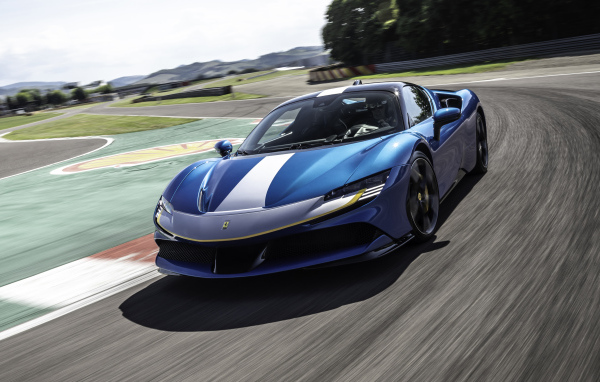Гоночный автомобиль Ferrari SF90 Stradale Assetto Fiorano 2021 года на трассе