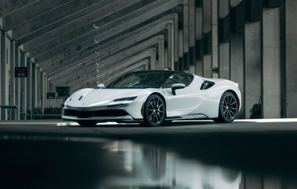 Белый автомобиль Ferrari SF90, 2021 года в ангаре 