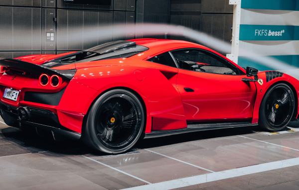 Красный спорткар Novitec Ferrari F8 Tributo N-Largo 2021 года вид сзади