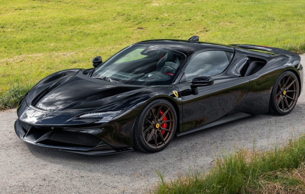Черный быстрый автомобиль Novitec Ferrari SF90 Stradale 2021 года 
