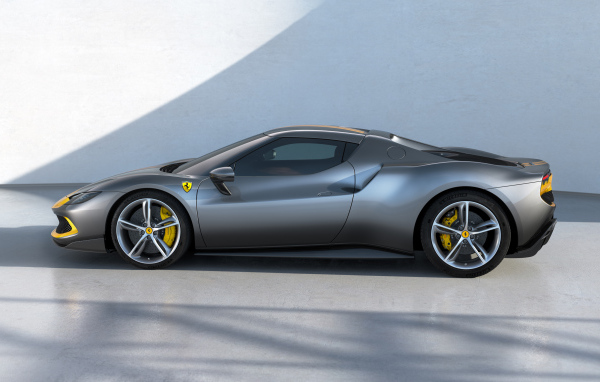 Быстрый серебристый автомобиль Ferrari 296 GTB Assetto Fiorano 2022 года вид сбоку