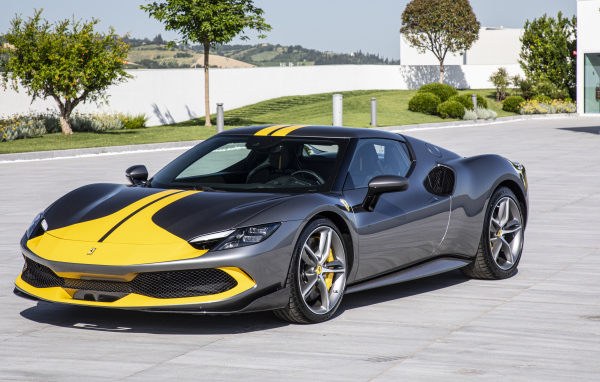 Серебристый спортивный Ferrari 296 GTB Assetto Fiorano 2022 года