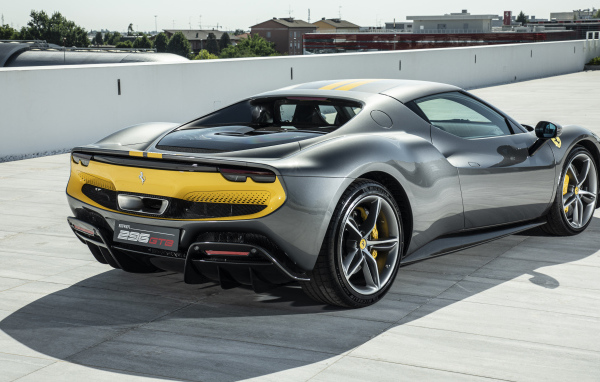 Автомобиль Ferrari 296 GTB Assetto Fiorano 2022 года вид сзади