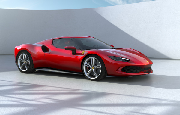 Красный спортивный автомобиль Ferrari 296 GTB 2022 года