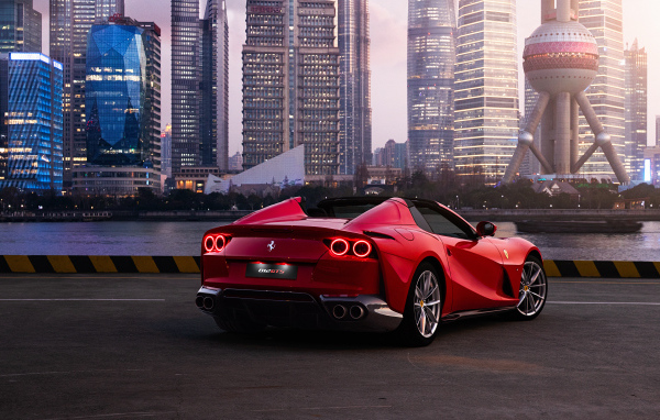 Автомобиль  Ferrari 812 GTS вид сзади на фоне города