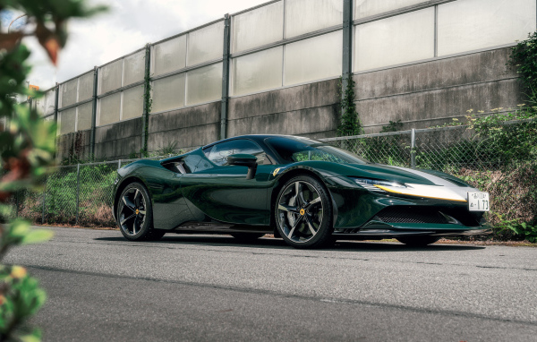 Автомобиль Ferrari SF90 Stradale Assetto Fiorano у стены