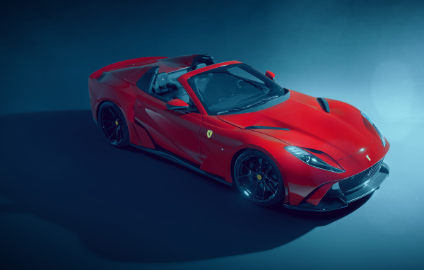 Красный автомобиль  Ferrari 812 GTS N-Largo 2021 года на сером фоне 