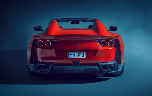 Красный автомобиль Novitec Ferrari 812 GTS N-Largo 2021 года на сером фоне 