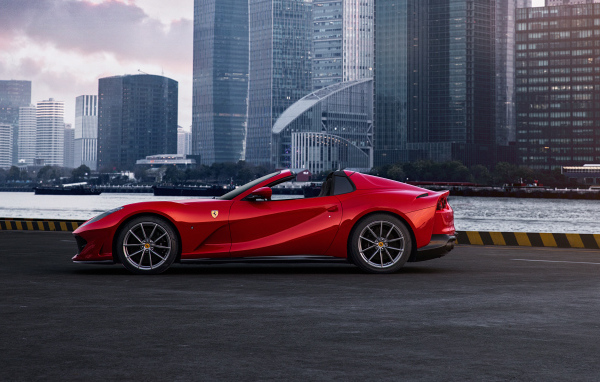 Красный автомобиль  Ferrari 812 GTS на фоне города