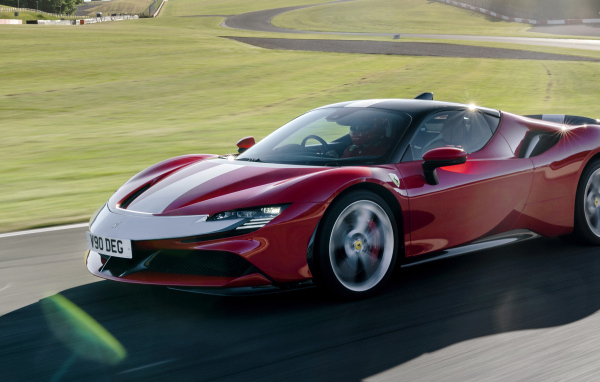 Красный быстрый Ferrari SF90 на трассе