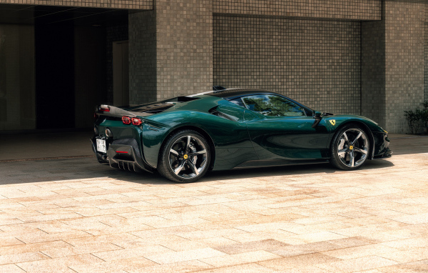 Спортивный Ferrari SF90 Stradale Assetto Fiorano у стены