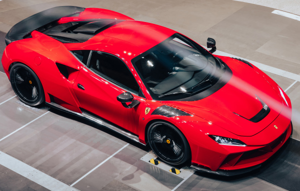 Вид сверху на красный спорткар Novitec Ferrari F8 Tributo N-Largo 2021 года