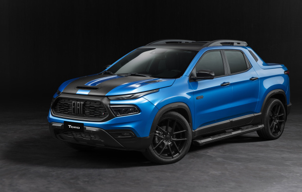Голубой автомобиль Fiat Toro Mopar Show Car 2021 года на черном фоне