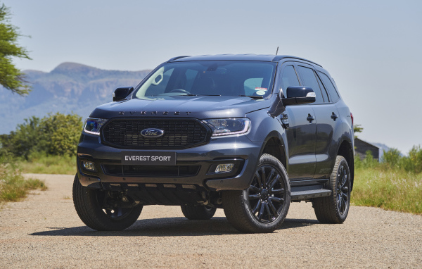 Внедорожник Ford Everest Sport 2021 года на дороге