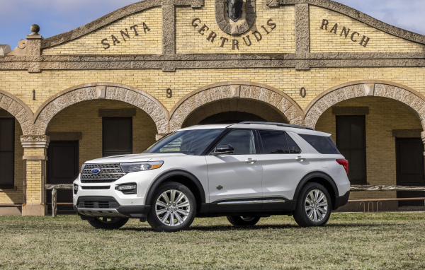 Белый внедорожник Ford Explorer King Ranch, 2021 года у здания