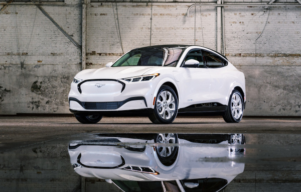 Белоснежный автомобиль  Ford Mustang Mach-E, 2022 года