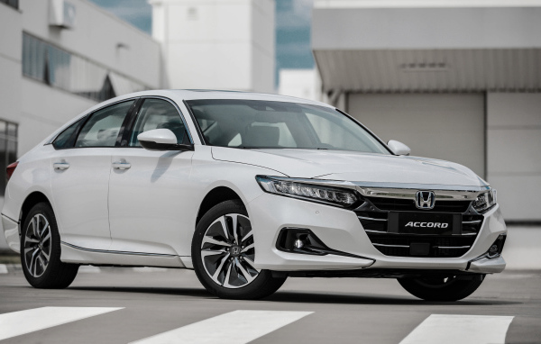 Белый автомобиль Honda Accord EHEV 2021 года у дома