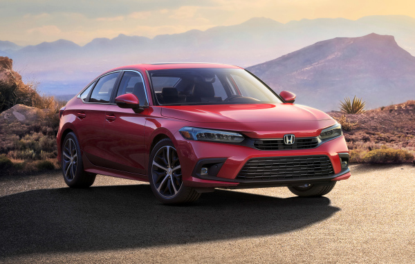 Красная новая Honda Civic, 2022 года в лучах солнца