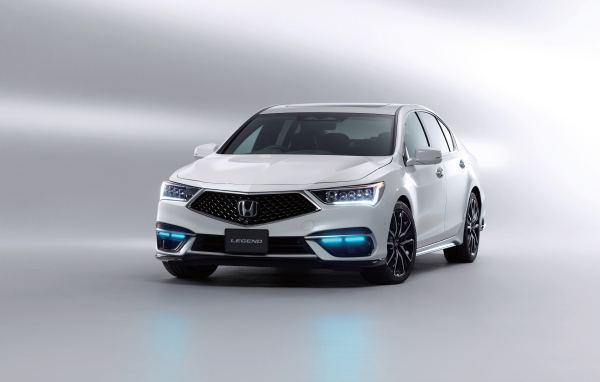 Белый автомобиль Honda Legend EX, 2021 года на сером фоне