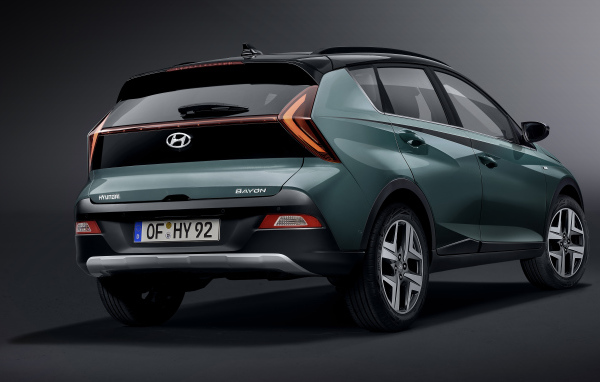 Автомобиль Hyundai IONIQ 5 2021 года вид сзади на сером фоне