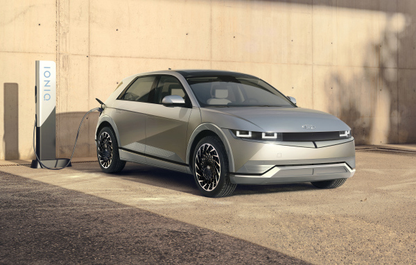 Электромобиль Hyundai IONIQ 5 2021 года на заправке