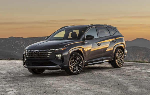 Автомобиль Hyundai Tucson N Line, 2022 года на фоне гор