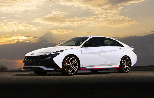 Белый Hyundai Elantra N, 2022 года на фоне неба