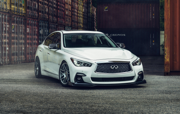 Белый автомобиль Infiniti Q50, 2021 года в порту
