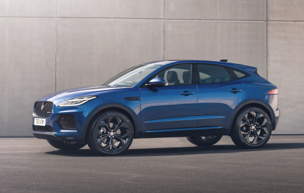 Синий Jaguar E-Pace R-Dynamic Black Pack 2021 года на фоне стены