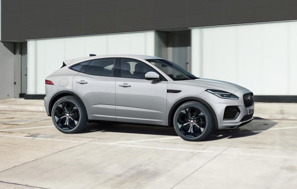 Серебристый кроссовер Jaguar E-Pace R-Dynamic Black Pack 2021 года
