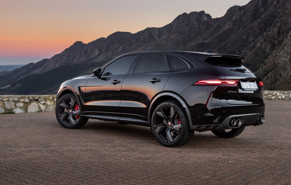 Внедорожник Jaguar F-Pace SVR 2021 года вид сзади