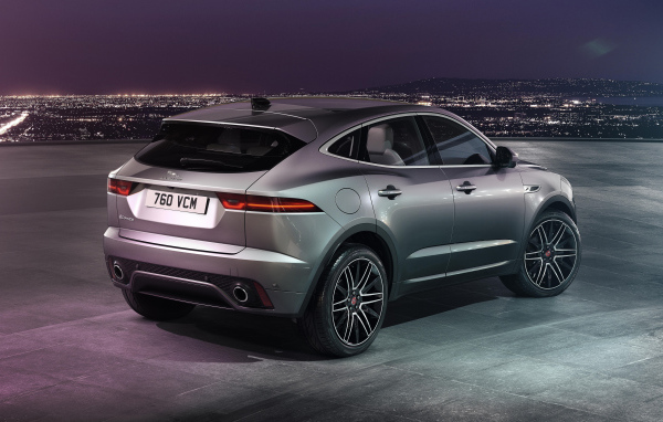 Серебристый Jaguar E-Pace R-Dynamic 2021 года на фоне ночного города