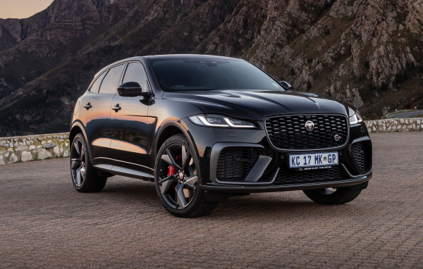 Черный Jaguar F-Pace SVR 2021  года на фоне гор