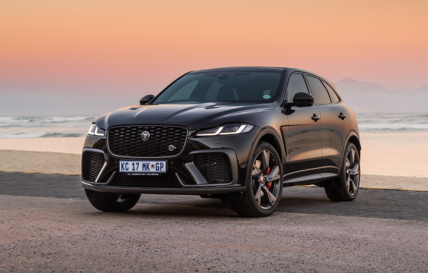 Дорогой автомобиль Jaguar F-Pace SVR 2021 года у моря