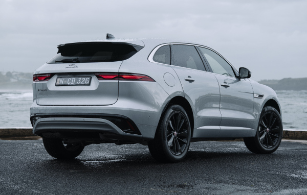 Автомобиль Jaguar F-Pace P250 R-Dynamic, 2021 года вид сзади