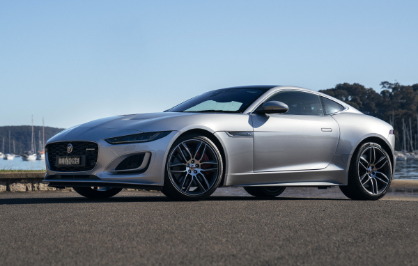 Серебристый Jaguar F-Type P380 у воды