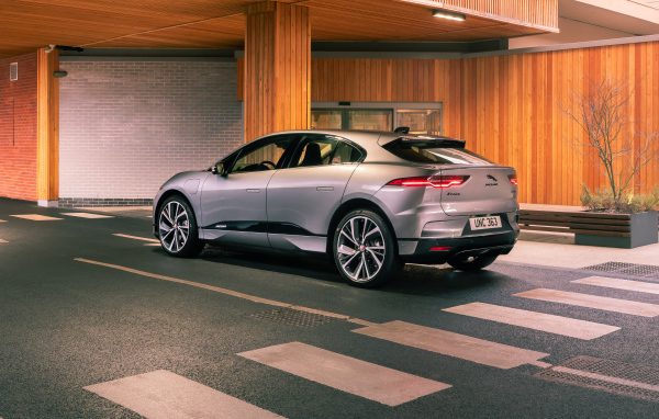Серебристый автомобиль Jaguar I-Pace EV400 AWD S, 2021 года вид сзади