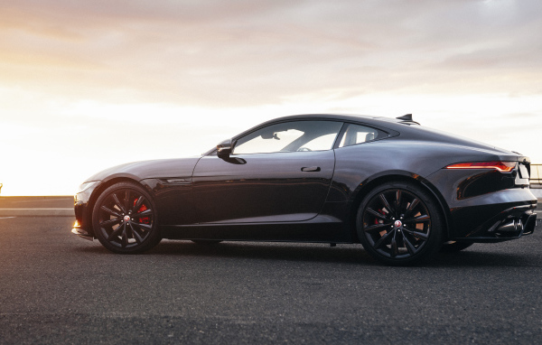 Стильный черный автомобиль Jaguar F-Type R Coupé