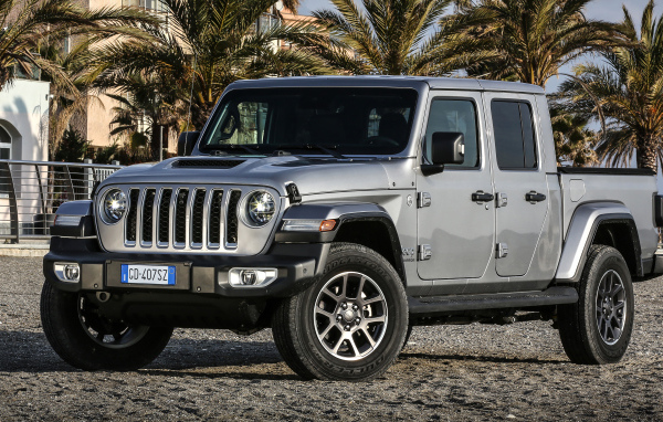 Серебристый пикап Jeep Gladiator Overland 2021 года
