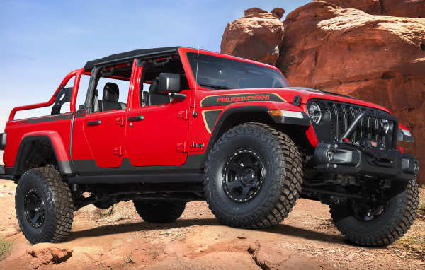 Внедорожник Jeep Red Bare Gladiator Rubicon 2021 года в горах