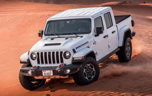 Белый Jeep Gladiator Sand Runner 2021 года на песке